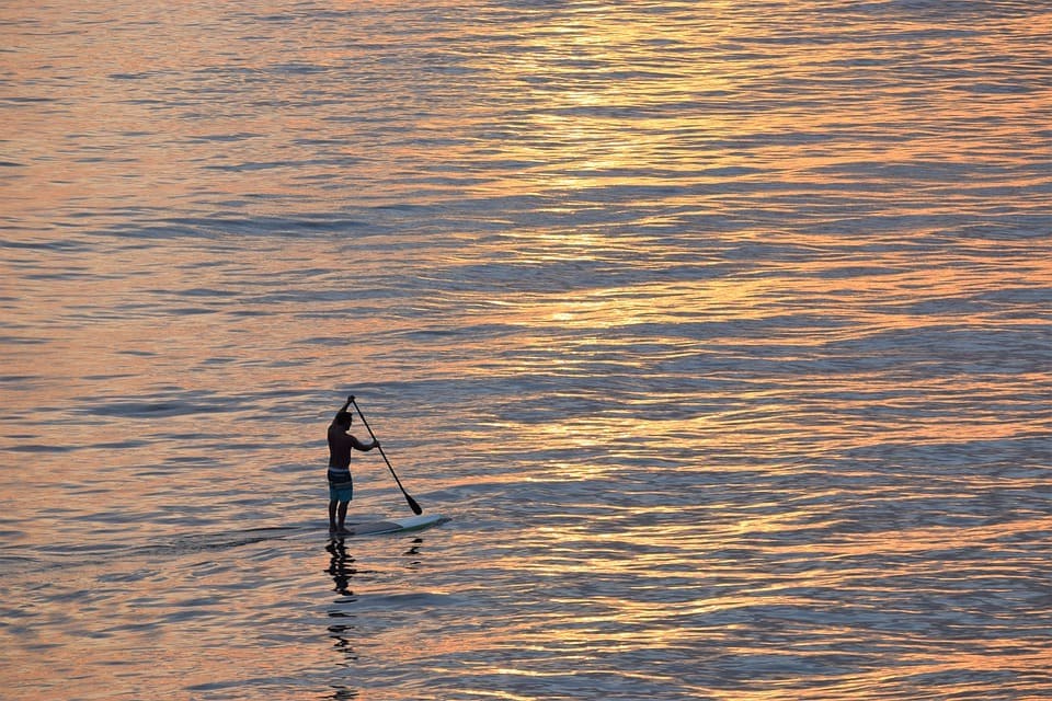 Paddle surf al atardecer.