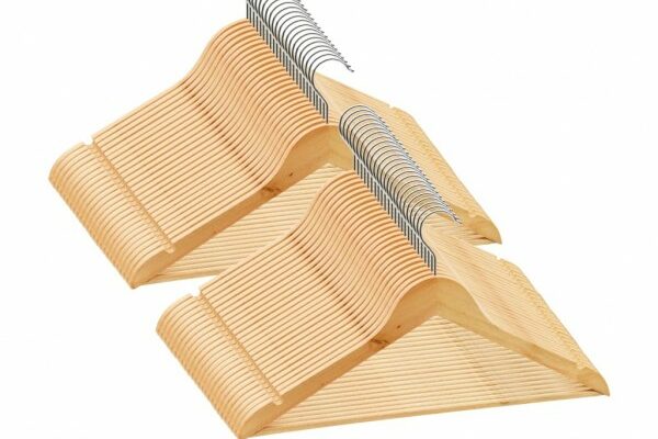 50 perchas de madera.